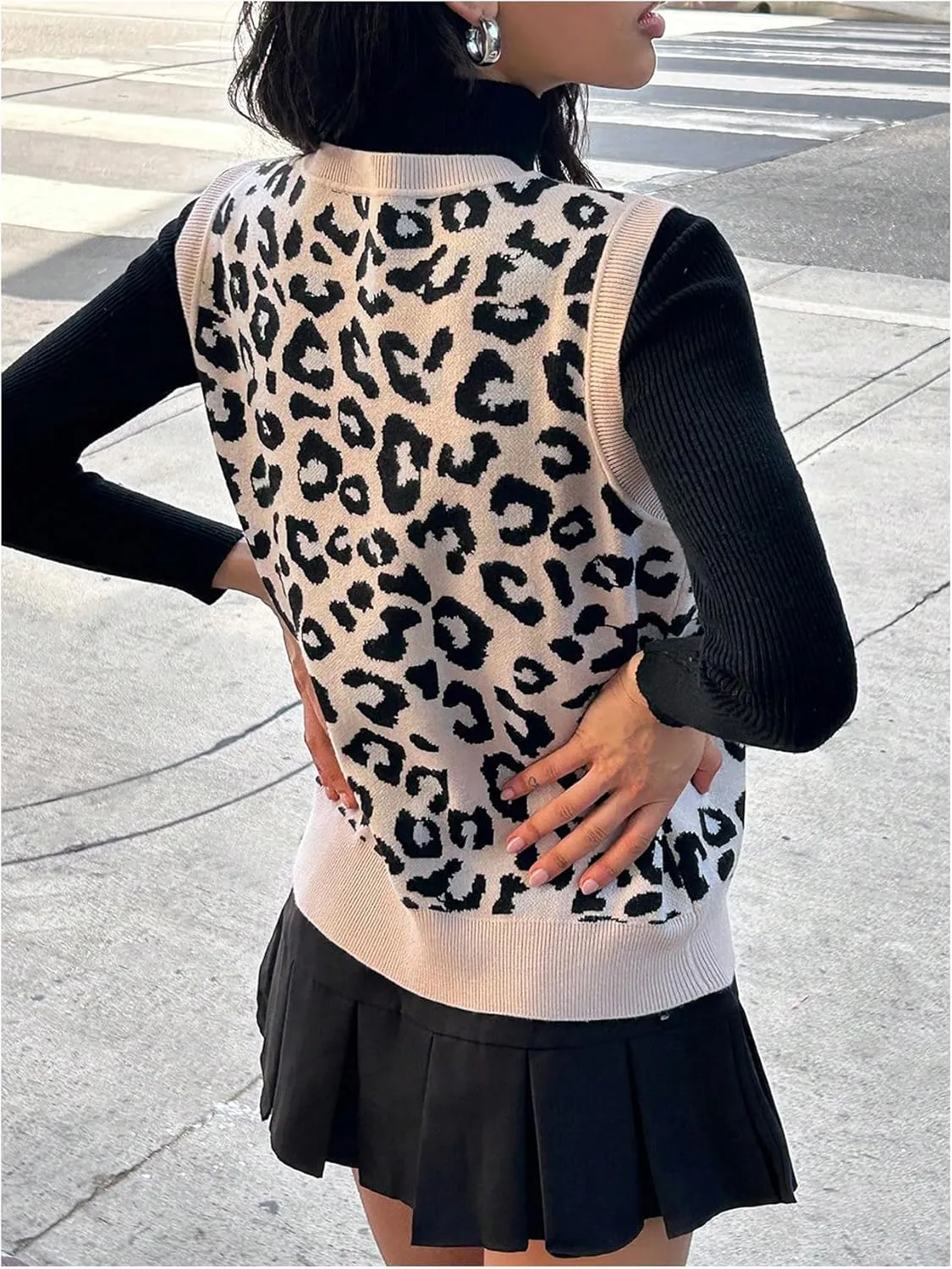 Women's Y2K Leopard Print Sweater Vest V Neck Sleeveless Lightweight Casual Cheetah Knit Tops